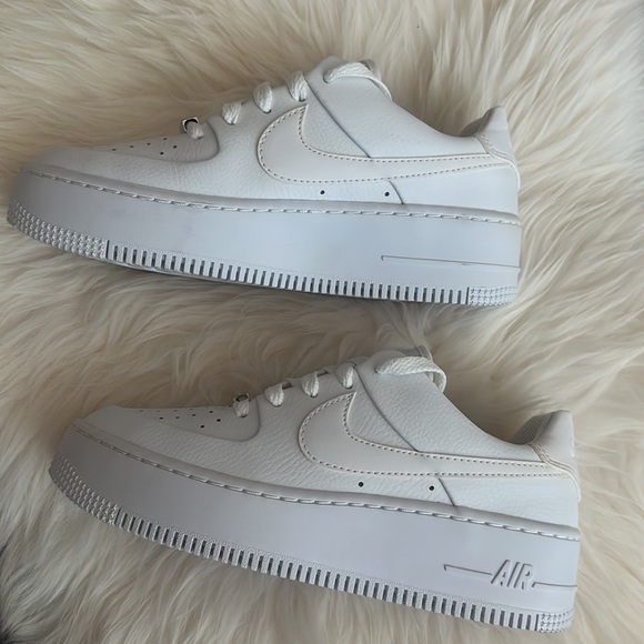 Air Force 1 Sage Low "Triple White" sneakers - Picture 2 of 11